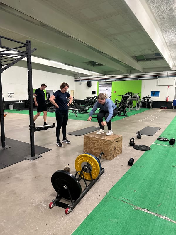 Holdtræning i Fitness Kjellerup med sved på panden og godt humør - Billede 1