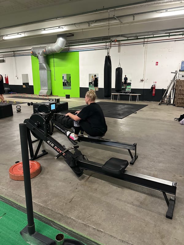 Holdtræning i Fitness Kjellerup med sved på panden og godt humør - Billede 2