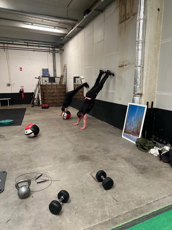 Holdtræning i Fitness Kjellerup med sved på panden og godt humør - Billede 4
