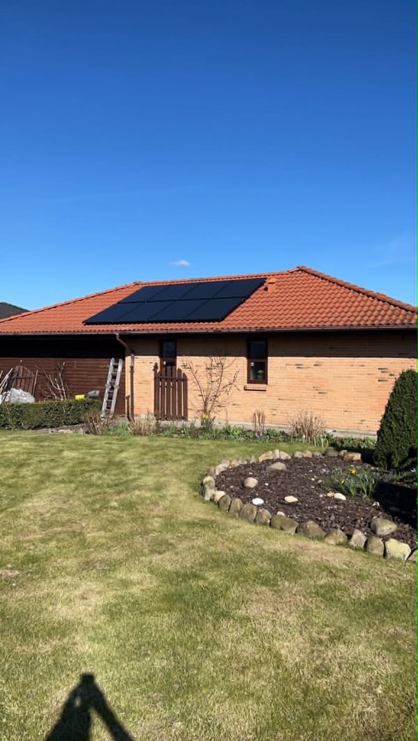 Færdigt rødt tegltag med monterede solceller – Eksempel på tag & facade udført af Fyns Tømreren