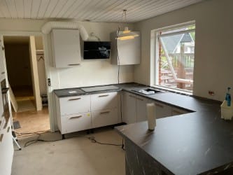 Køkkenrenovering med nye elementer og bordplader – Tømrerarbejde på Fyn udført af Fyns Tømreren