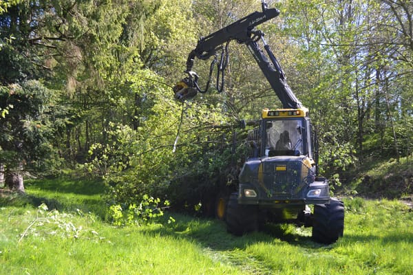 Flishugger maskine i arbejde