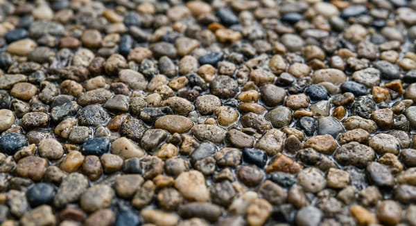 Nærbillede af natursten i resin