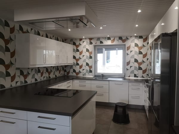 Moderne køkken med geometrisk tapet