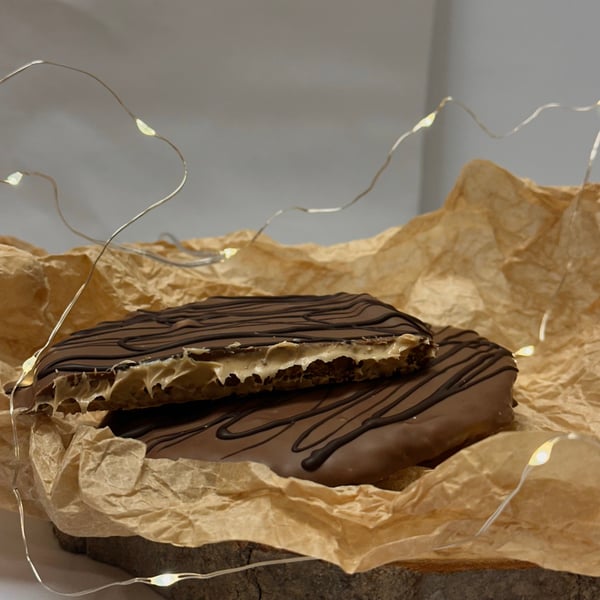 Lys chokolade, mørke striber & lys hasselnødcreme (Kinder Bueno-inspireret)