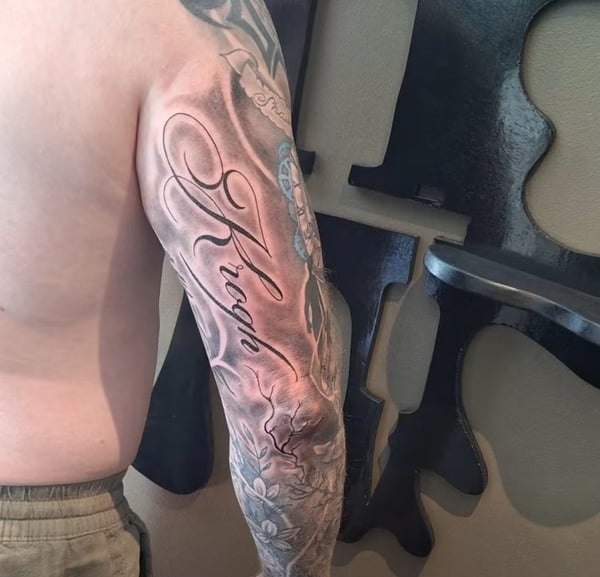 Skrift & Geometri tatovering udført af Docuit ink