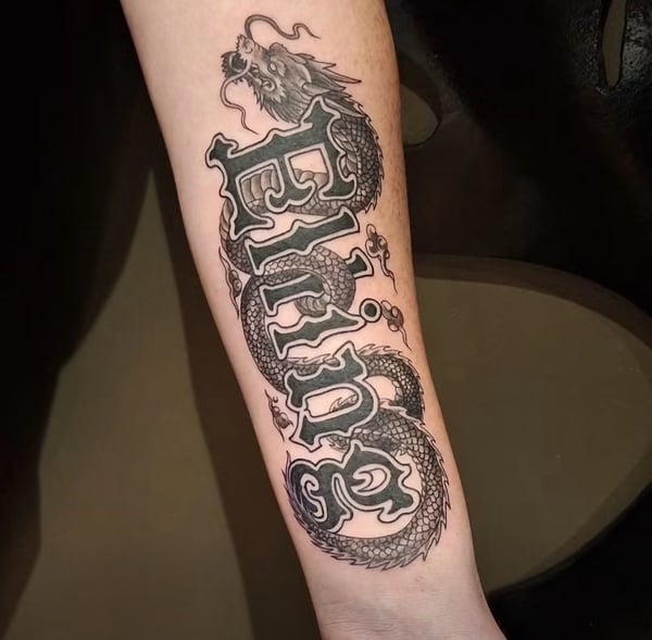 Skrift & Geometri tatovering udført af Docuit ink