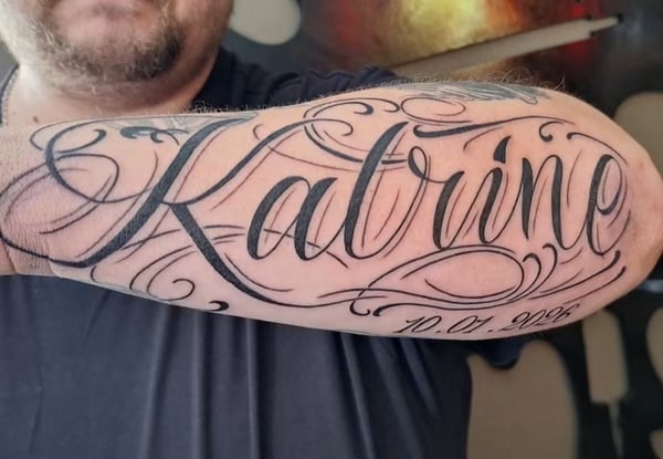 Skrift & Geometri tatovering udført af Docuit ink