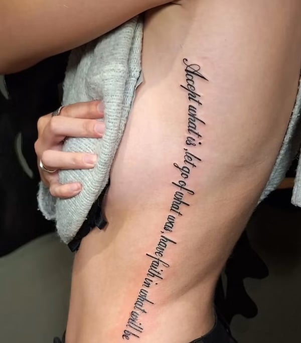 Skrift & Geometri tatovering udført af Docuit ink