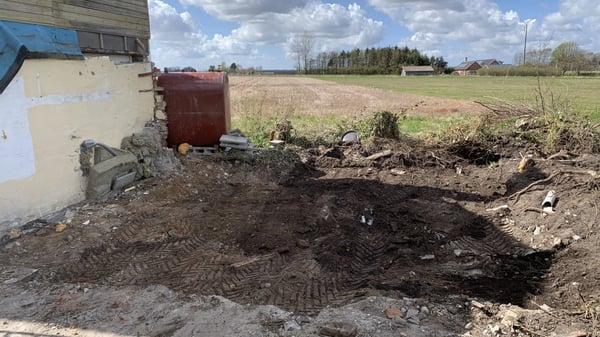 Maskinel nedbrydning med gravemaskine