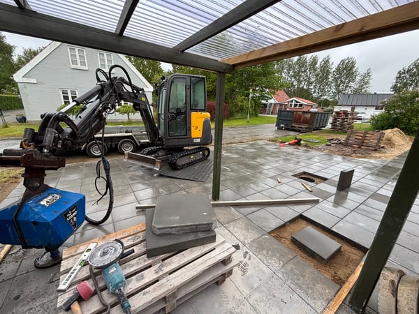 Anlæg af fliseareal ved nybygget hus