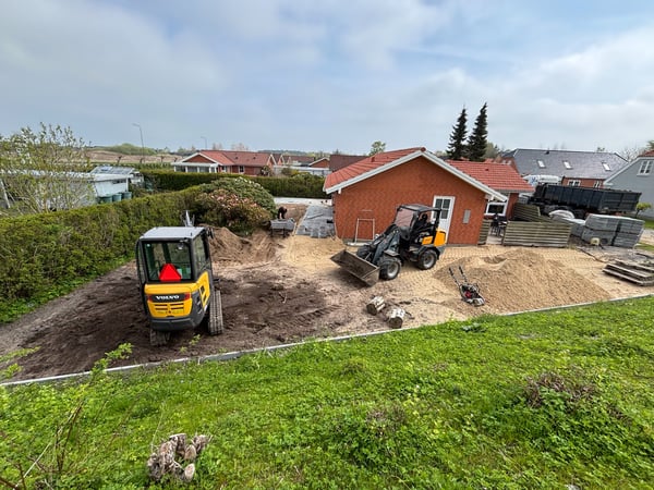 Etablering af stor fliseterrasse