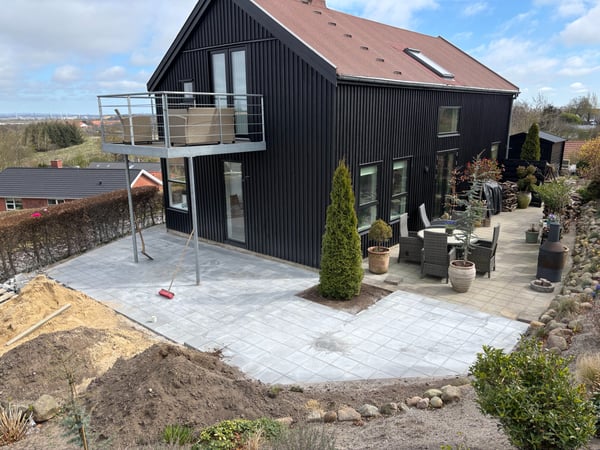 Komplet fliseterrasse klar til brug