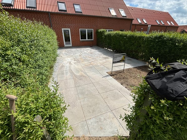Flisebelægning omkring terrasse og hus