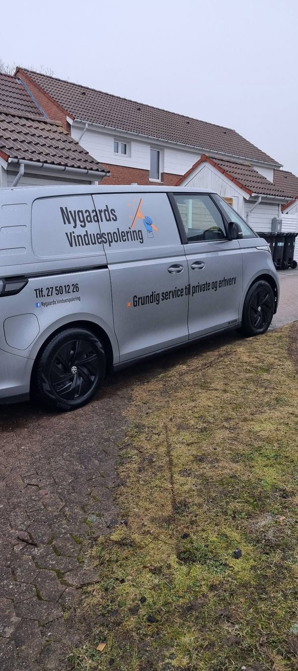Nygaards Vinduespolering i gang med at pudse vinduer