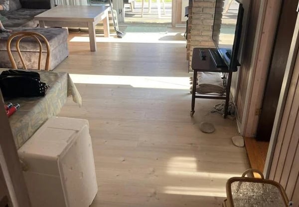 Nylagt slidstærkt vinylgulv i sommerhus med flot finish