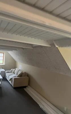 Renovering af loft på førstesal med hvide profilbrædder og præcise samlinger