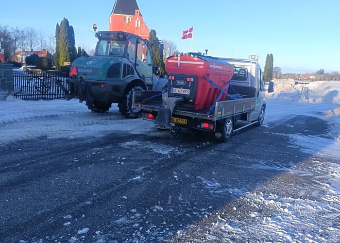 Vintertjeneste og saltspreder ved kirke