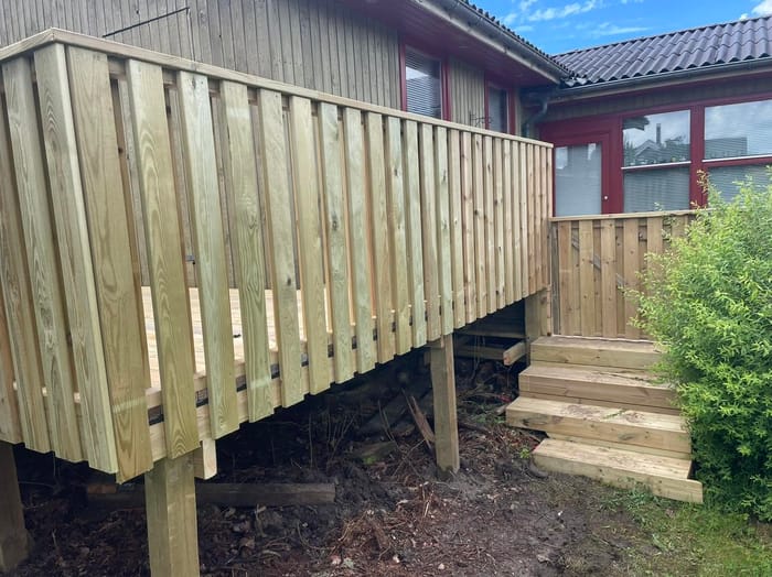 Hævet terrasse med integreret gelænder, afskærmning og trappetrin - Tømrermester Daniel Vandet