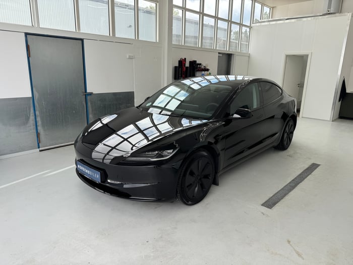 Polering af sort Tesla