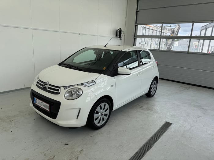 Polering af hvid Citroën