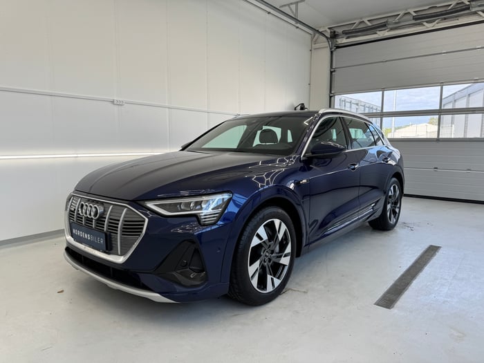 Polering af mørkeblå Audi e-tron