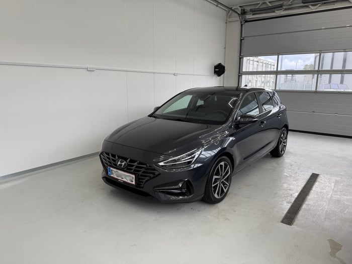 Polering af mørkegrå Hyundai i30