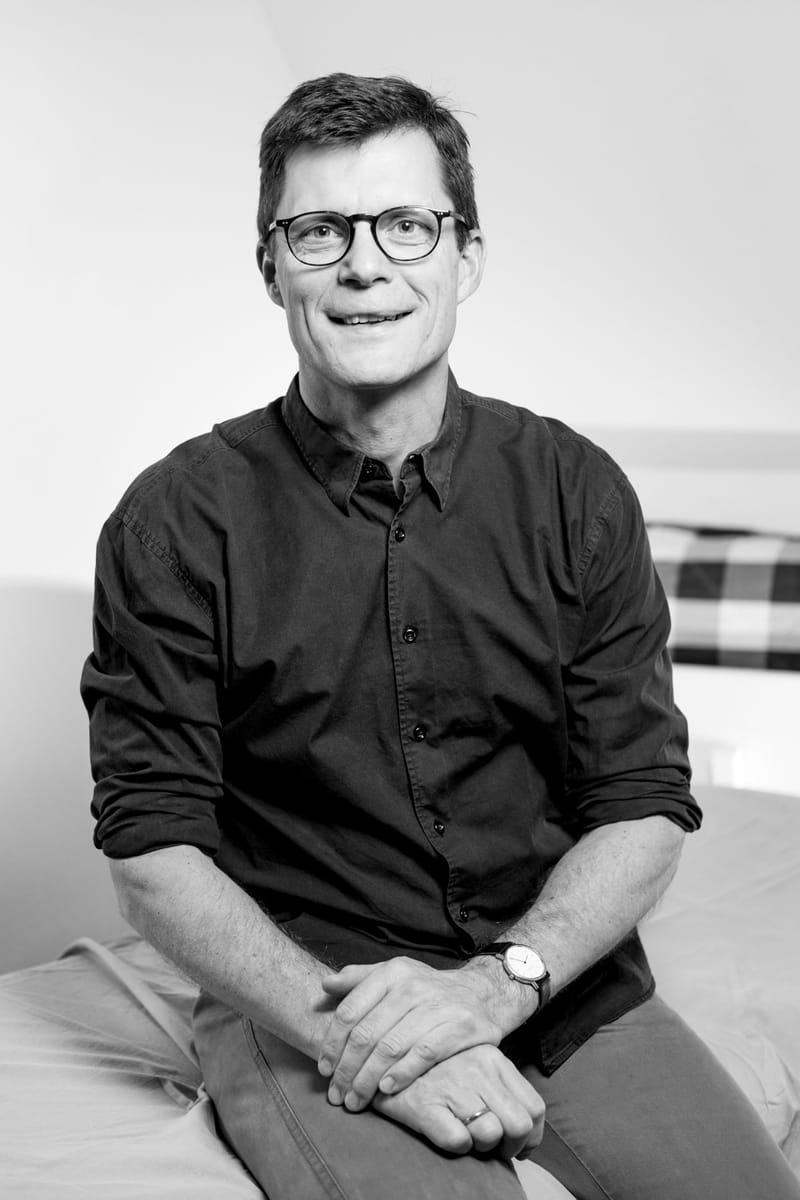 Jørn Rolskov i rolig samtale i klinikken i Skårup