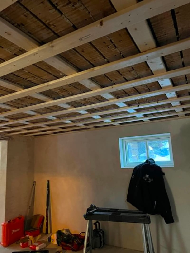 Ny bjælkekonstruktion i loft ved indvendig renovering – Indvendig renovering med ny træ-/bjælkekonstruktion i loftet. Rummet er stadig under opbygning.