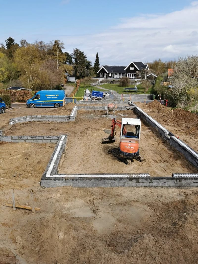 Betonfundament under opbygning på byggegrund