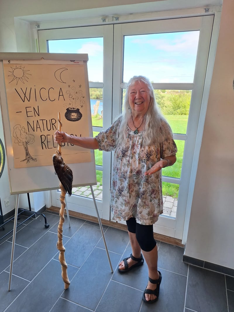 Lone stående ved en flipover med teksten Wicca – en natur religion