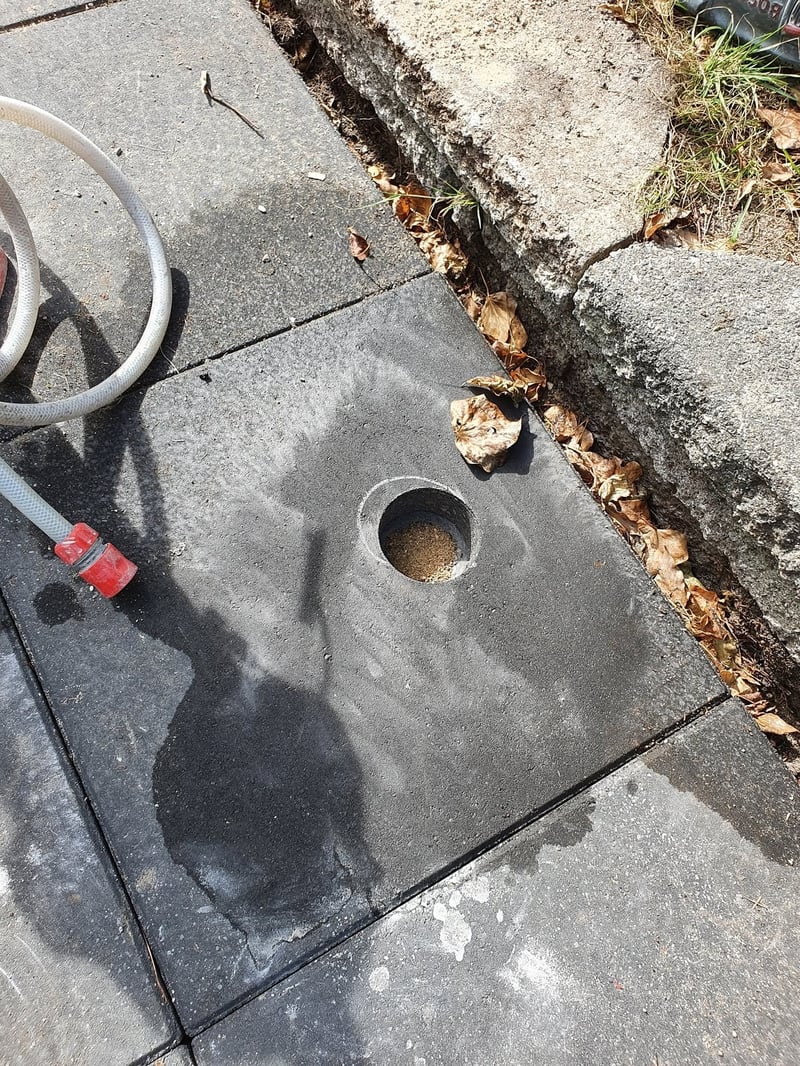 Erfaren tekniker i gang med diamantboring