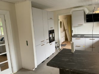 Montering og tilpasning af nyt køkken og skabselementer