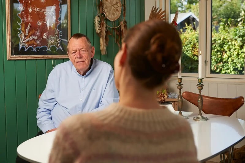 John Calmar med klient – Certificeret hypnotisør og hypnoterapeut i Viby J ved Aarhus
