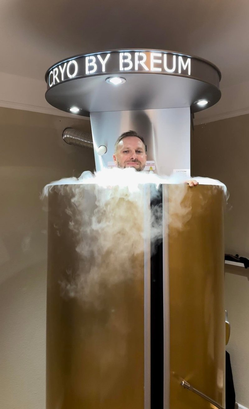 Mand under helkrops kryosauna kuldebehandling med kold damp hos Cryo by Breum