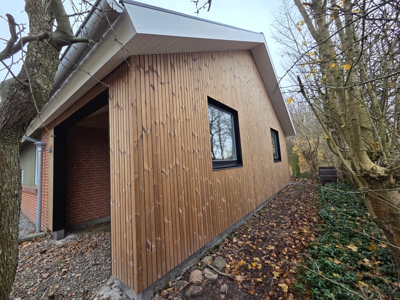 Udhus og carport i ensartet træstil
