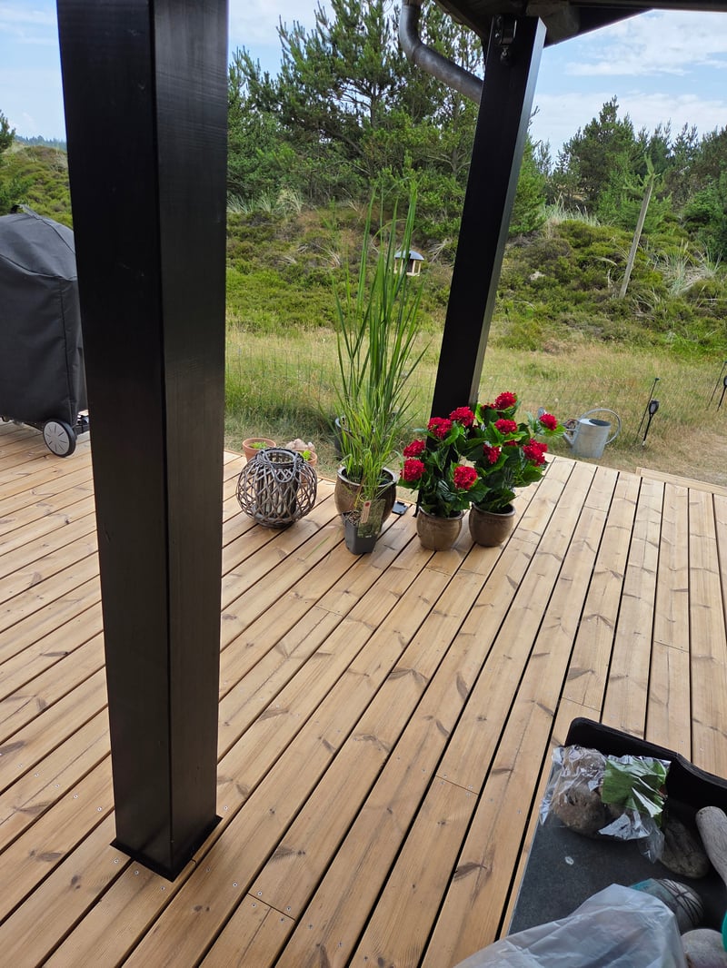Solterrasse med udsigt til naturen