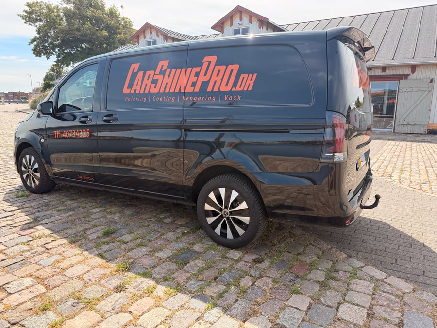 Lars fra CARSHINEPRO inspicerer lak og detailing finish