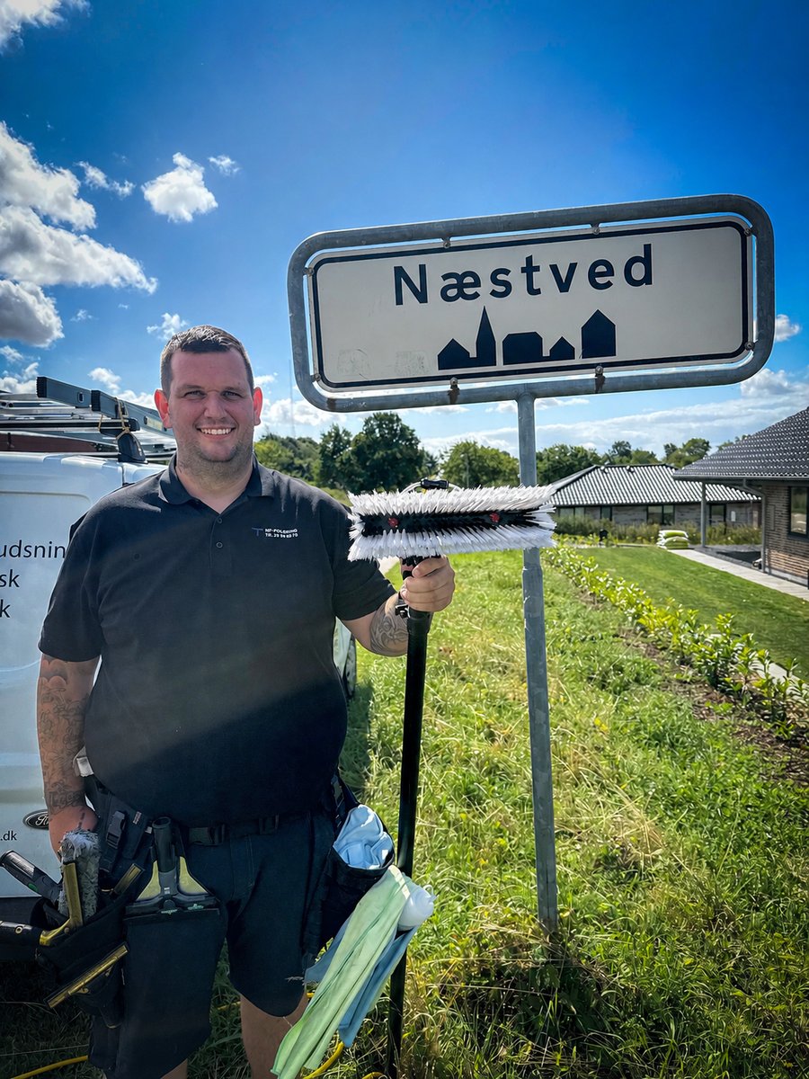 Professionel vinduespudser ved Næstved byskilt – NF Polering